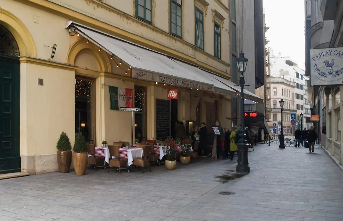 Lovely Studio In The Heart Of Downtown Budapeşte Daire